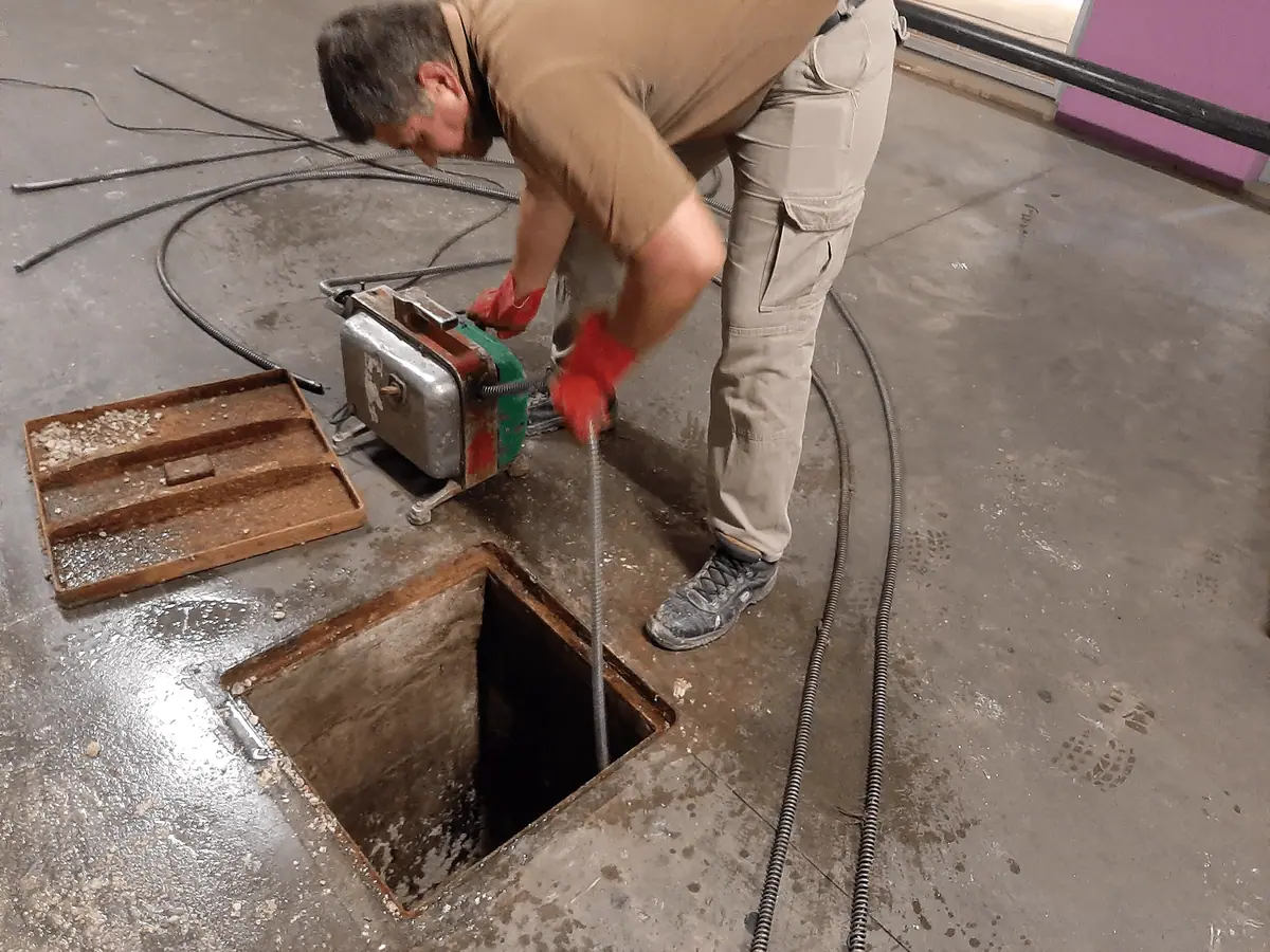 Operario realizando hidrolavado en una cámara 7