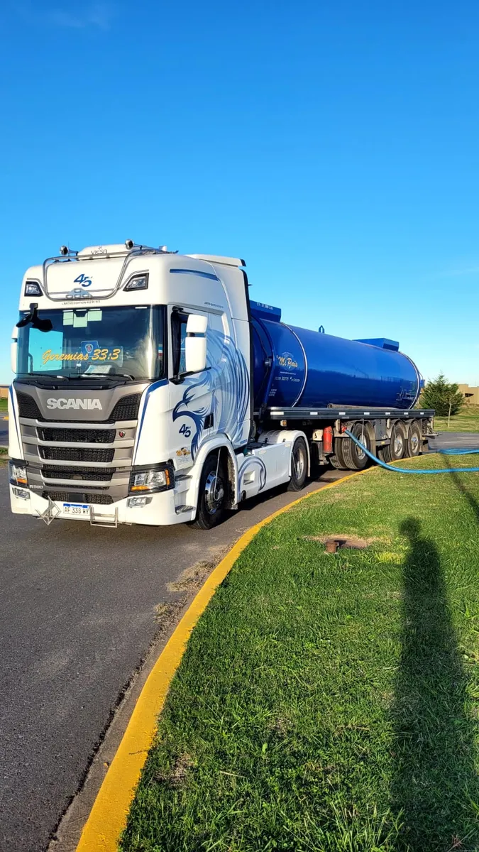 Camión cisterna Scania de Mi País en un predio industrial