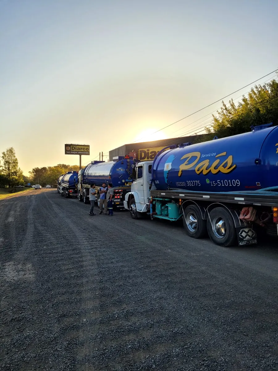Camiones cisterna de Mi País en fila sobre la ruta