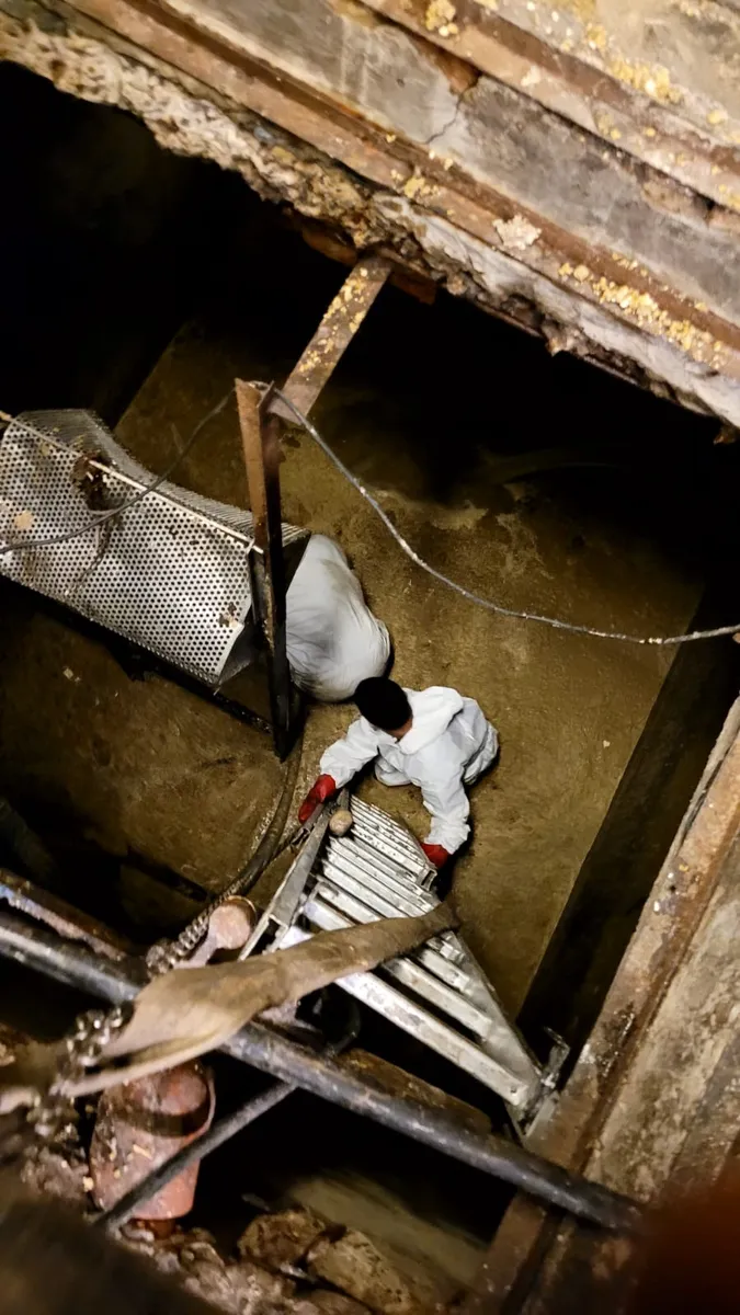 Operario de Mi País dentro de una cámara subterránea