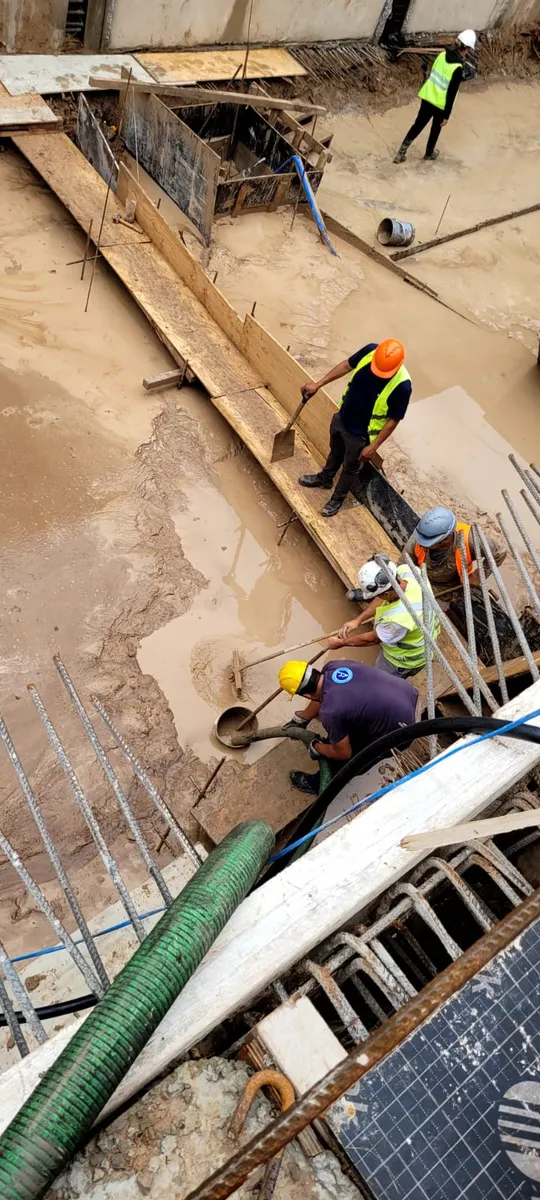 Equipo de Mi País en la limpieza de una excavación