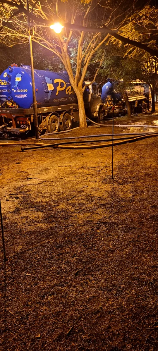 Camión cisterna de Mi País en un trabajo nocturno