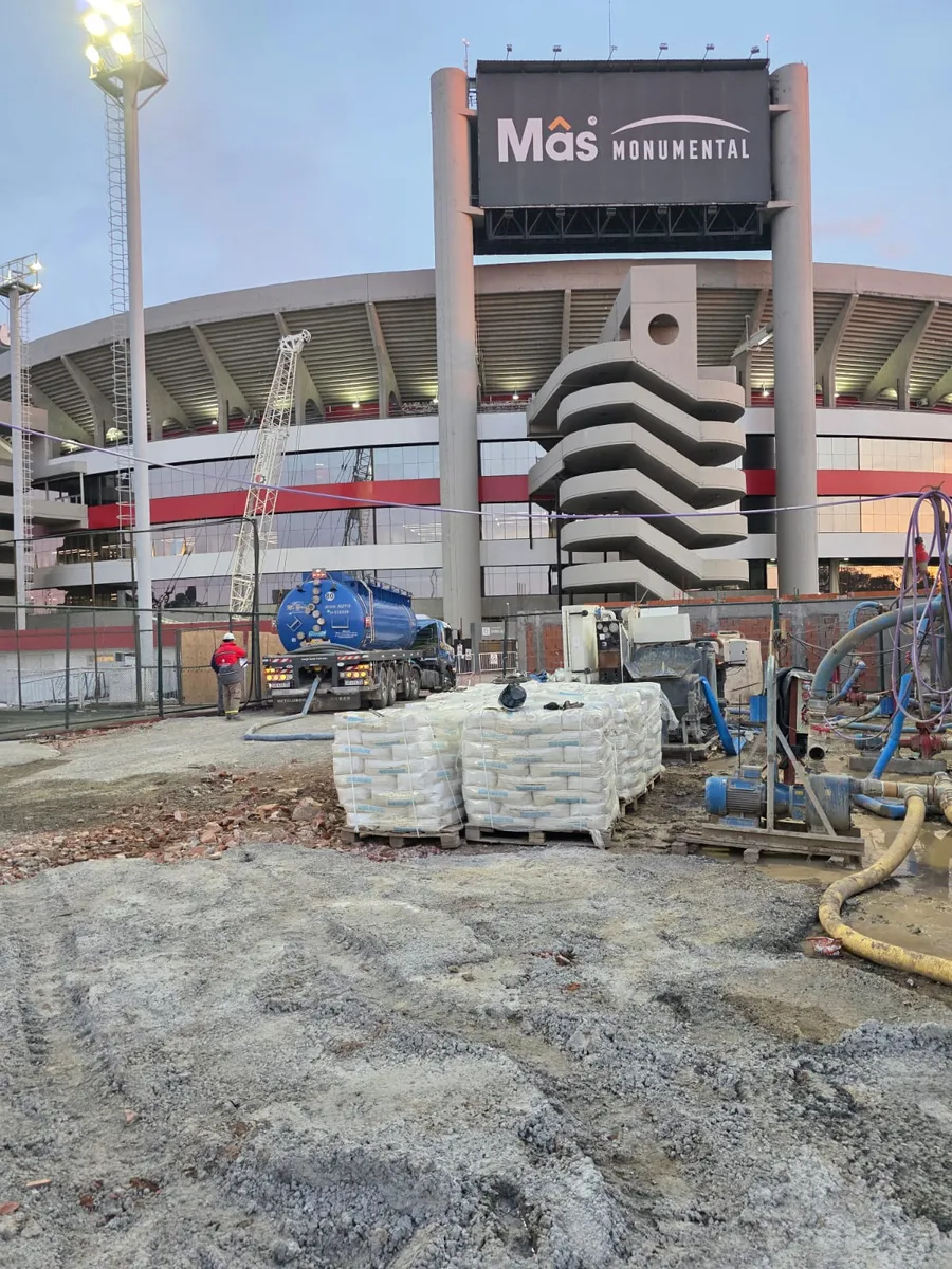 Equipo de Mi País en la obra del estadio Más Monumental