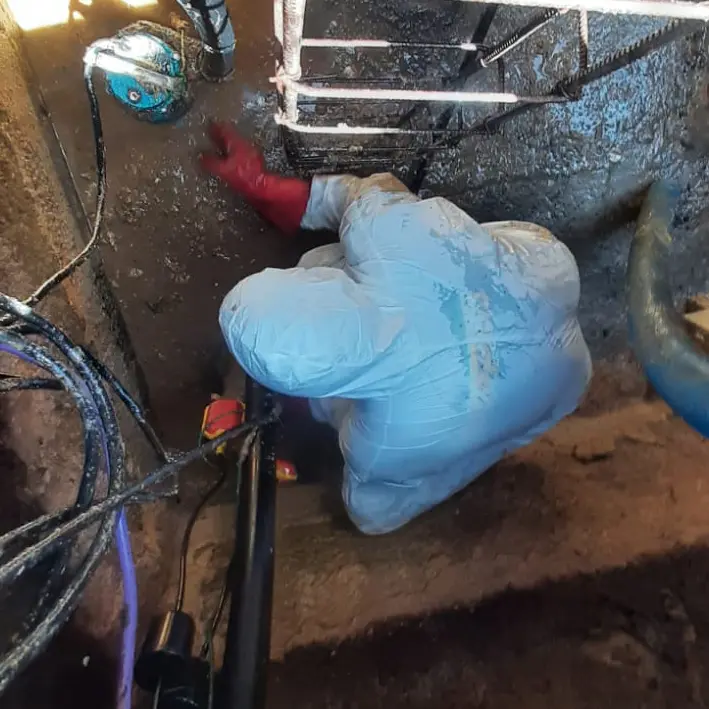 Operario realizando hidrolavado en una cámara 2