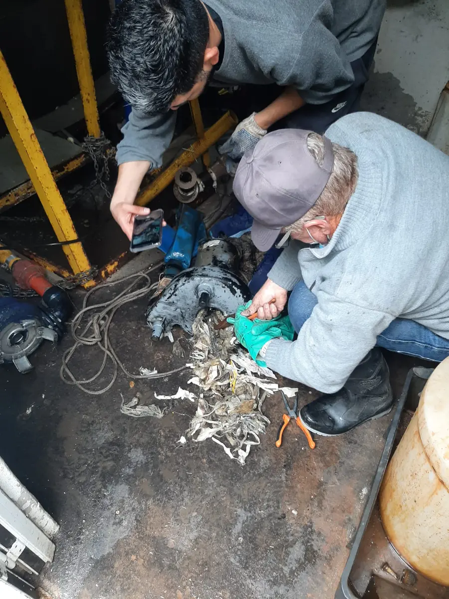 Operario realizando hidrolavado en una cámara 9