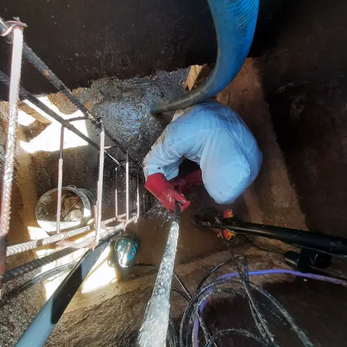 Operario realizando hidrolavado en una cámara 1