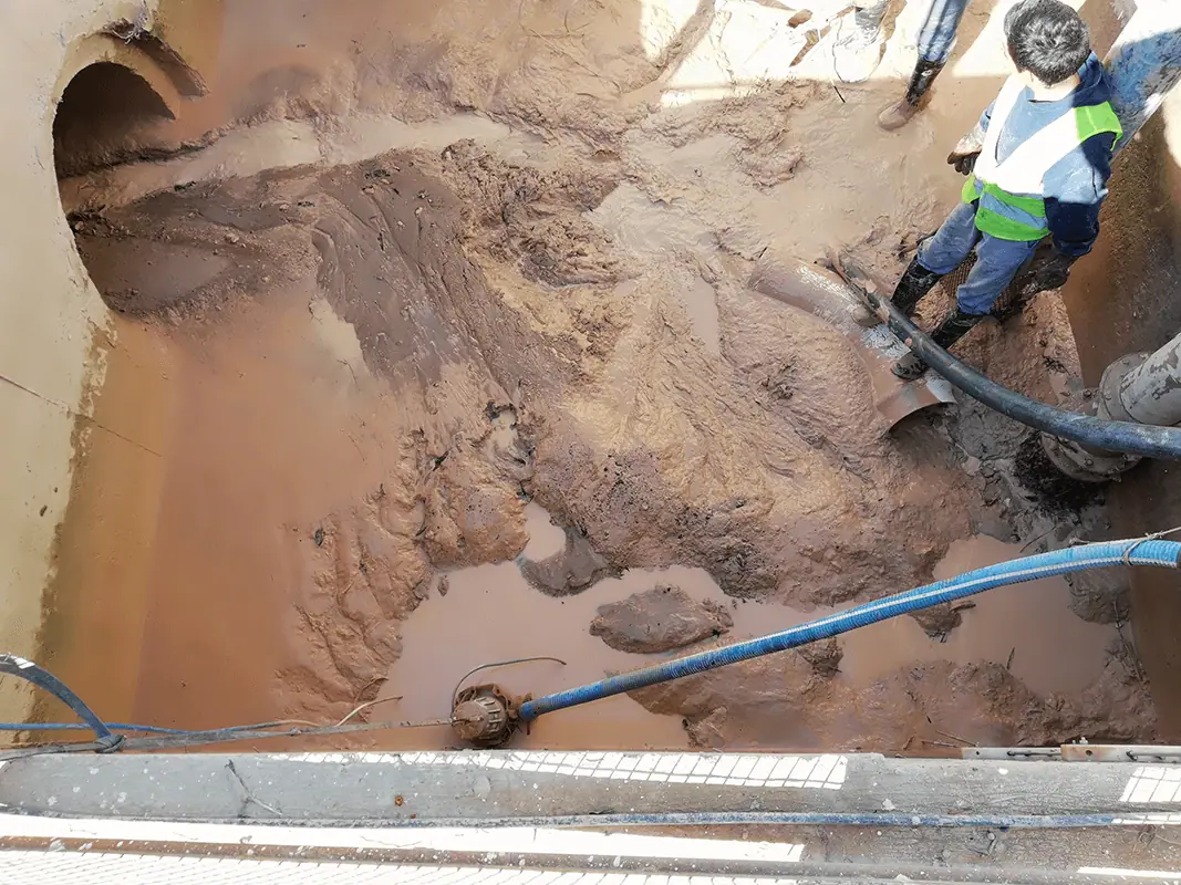 Operario realizando hidrolavado en una cámara 3