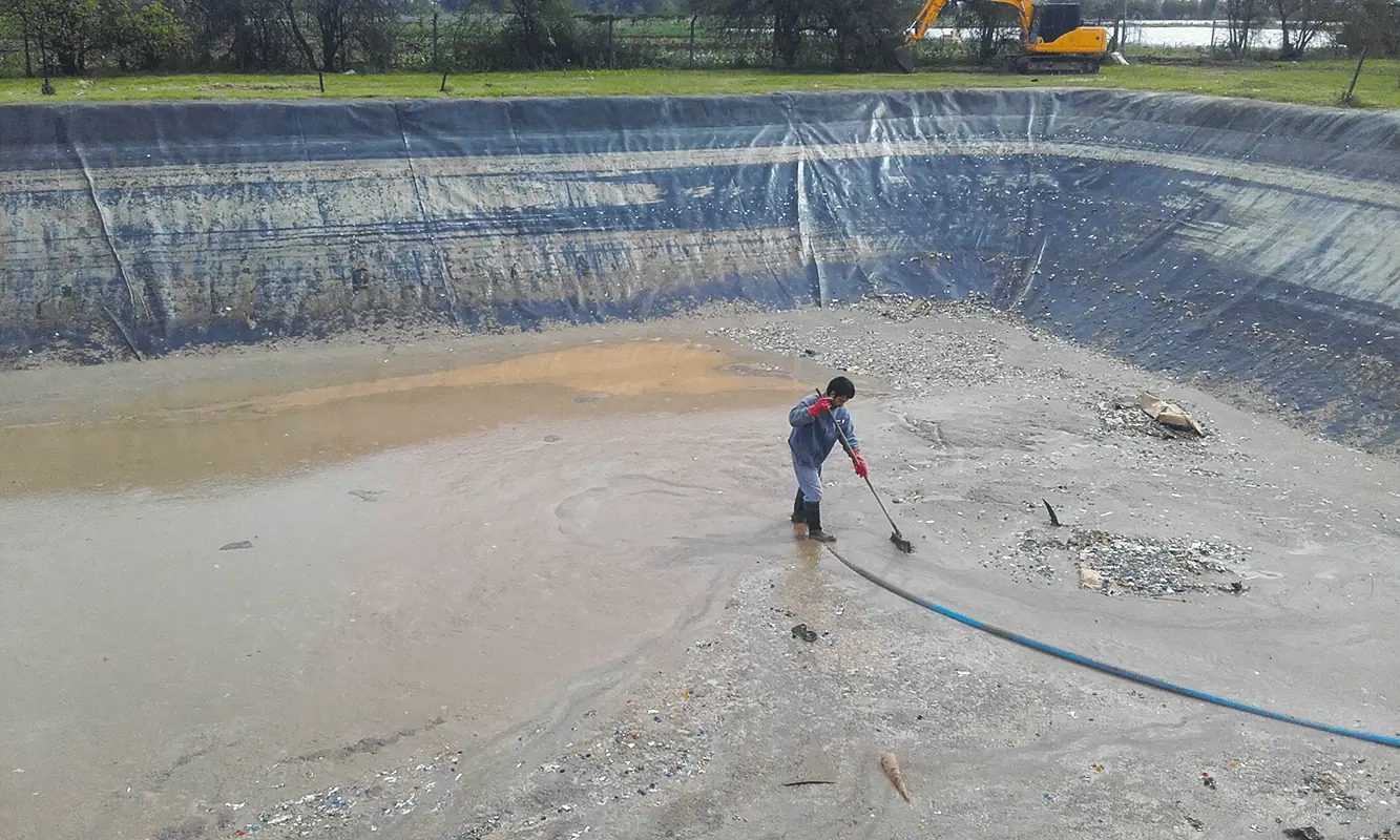 Operario realizando hidrolavado en una cámara 4