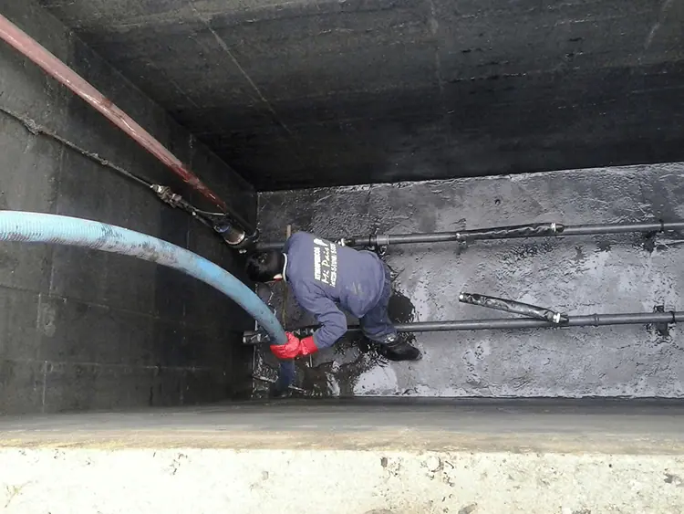 Operario realizando hidrolavado en una cámara 5