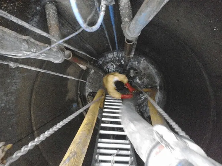 Operario realizando hidrolavado en una cámara 6